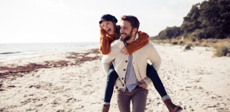 Imagen de archivo de una pareja en la playa