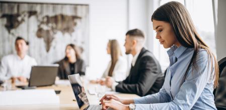 Estudia para ser interino y opta a una plaza estable.