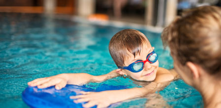 La natación es el deporte más completo para los niños