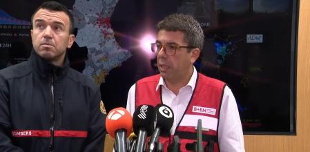 El Consell aprobará el próximo martes un decreto para lanzar un plan de 250 millones de euros destinado a paliar las consecuencias de la trágica riada que ha causado, hasta el momento, 92 muertos en la Comunidad Valenciana.

El presidente Mazón, en una comparecencia conjunta con el presidente de la Diputación de Valencia, Vicent Mompó, ha explicado que estas ayudas se dividirán en cuatro bloques: uno de ayudas “express, sin papeleos” destinada a los afectados más directos, una segunda de ayudas a dependientes y personas de alta vulnerabilidad, un tercer bloque dedicado a reponer las infraestructuras, que se dirigirá a los municipios que han sufrido la devastación, y en cuarto lugar se activará el fondo de solidaridad de la Unión Europea, que la presidenta de la Comisión, Úrsula Von der Leyen puso ayer a disposición de los territorios afectados.