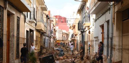 Residentes de Paiporta limpiando las calles el 31 de octubre.(Photo by David Ramos/Getty Images)