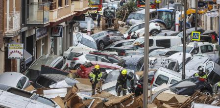 Las devastadoras inundaciones causadas por la DANA dejaron imágenes como esta en la que se ven decenas de coches amontonados en una calle de Sedaví (Valencia)&nbsp;