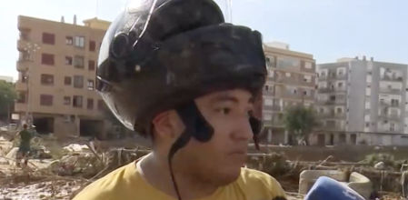 El gesto de este repartidor representa la realidad menos visible en una tragedia