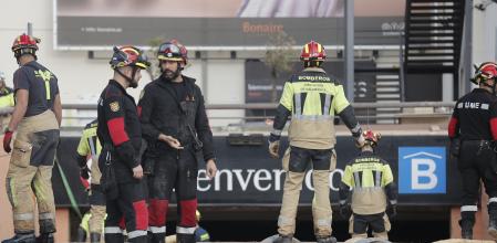 Efectivos de la UME y del cuerpo de Bomberos extraen agua del parking subterráneo del Centro Comercial Bonaire, lugar sobre el que se lanzaron más bulos tras la dana&nbsp;