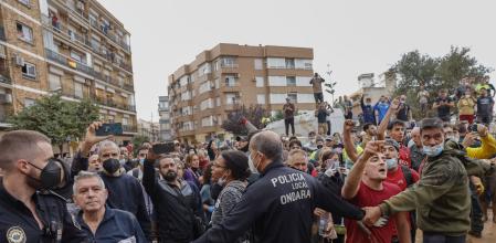 Vecinos de Paiporta durante la visita del rey Felipe y la reina Letizia, el presidente del Gobierno Pedro Sánchez y el presidente autonómico Carlos Mazón a Paiporta.&nbsp;
