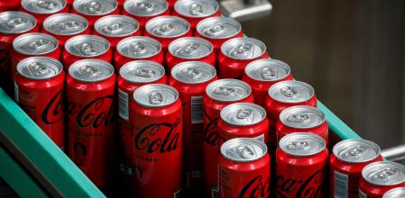 Latas de Coca-Cola, en una línea de producción en una foto de archivoF