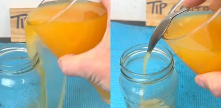 La curva de la cuchara contribuirá a que el líquido caiga en un chorro uniforme sin derramarse fuera del vaso.