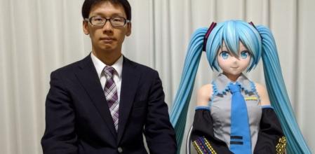 Akihiko Kondo y Miku juntos