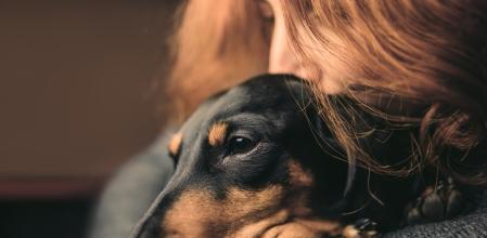 Una joven en compañía de su perro