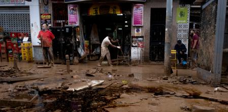 Vecinos de Massanassa se afanan en limpiar su localidad para recobrar su vida.