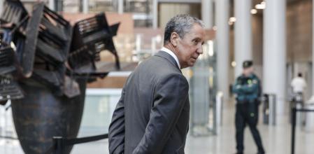 VALENCIA, 07/11/2024.- El exministro y expresident de la Generalitat Eduardo Zaplana se encuentra este jueves en los juzgados de València para hacer frente a la petición de ingreso en prisión que ha formulado la Fiscalía tras la condena de 10 años y 5 meses por cohecho, blanqueo de capitales, falsedad y prevaricación. EFE/ Manuel Bruque