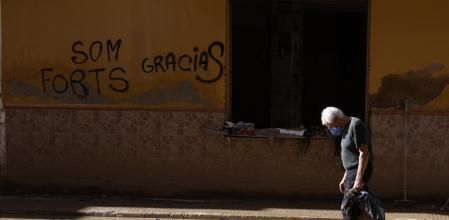 Un hombre camina por una calle embarrada en Paiporta (Valencia) 