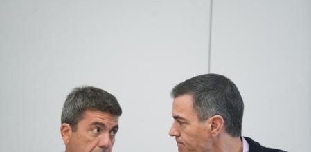 El presidente de la Generalitat, Carlos Mazón y el presidente del Gobierno, Pedro Sánchez, durante una reunión en el Centro de Coordinación Operativo Integrado, el 31 de octubre de 2024, en L'Eliana.