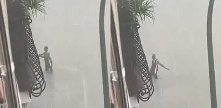 La inesperada reacción de un joven asediado por la lluvia de la DANA en Málaga: “Eso es tomárselo con filosofía”