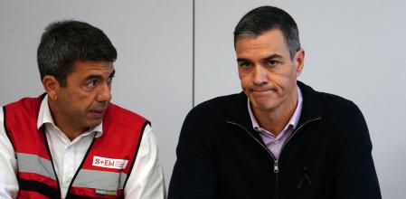 (FILES) Spanish Prime Minister Pedro Sanchez (R) presides a meeting of the government's crisis committee next to Valencia Regional President Carlos Mazon in L'Eliana on October 31, 2024. The head of Spain's eastern Valencia region admitted on November 15, 2024 to