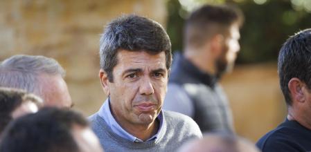 UTIEL (VALENCIA), 19/11/2024.- El presidente de la Generalitat Valenciana, Carlos Mazón, ha acompañado este martes a la reina Letizia y al rey Felipe VI durante la visita que han realizado a la localidad valenciana de Utiel para visitar las zonas afectadas tras la dana del pasado 29 de octubre. EFE/Villar Lopez