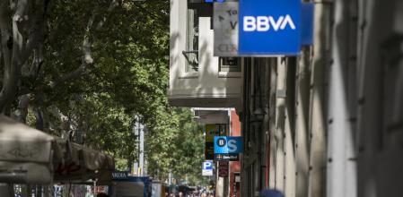 Una oficina de BBVA y Sabadell