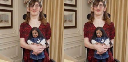 Rumeysa Gelgi junto a Jyoti Amge