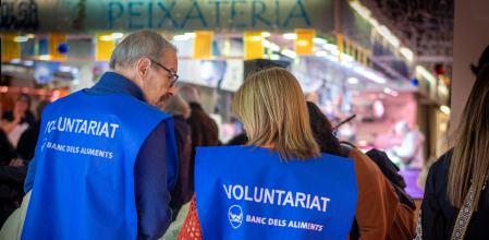 Jaume y Nuria, voluntarios del Gran Recapte en el mercado de la Sagrada Família