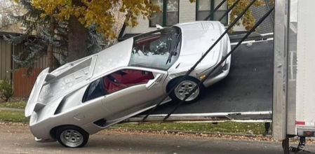 El Lamborghini Diablo cayó del camión