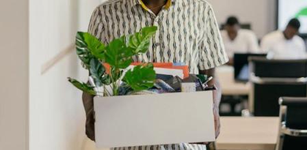 Una persona es despedida de una oficina