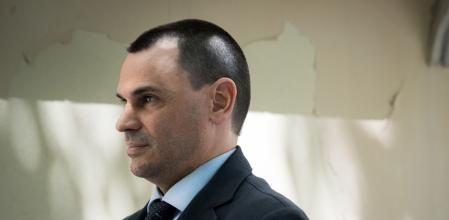 La pareja de la presidenta de la Comunidad de Madrid, Alberto González Amador, a su llegada al Tribunal Superior de Justicia, a 22 de mayo de 2024, en Madrid (España). Alberto González Amador está siendo investigado por la presunta comisión de dos delitos de defraudación tributaria y un delito de falsedad en documento mercantil, en relación a un supuesto fraude fiscal que le atribuye la Fiscalía de Madrid. González Amador debía comparecer el viernes 24 de mayo ante el juez, pero la cita se ha adelantado a hoy debido a que el querellante tiene un compromiso laboral en la fecha inicialmente fijada. Amador acude hoy al TSJM para ratificar su querella contra los fiscales María Pilar Rodríguez Fernández y Julián Salto Torres.