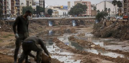 ilitares vacían un cubo lleno de lodo en el barranco del Poyo, en Paiporta, una de las localidades valencianas afectadas por la tragedia de la dana.&nbsp;