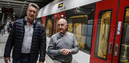 El conseller de Medio Ambiente, Infraestructuras y Territorio, Vicente Martínez Mus (i), durante las pruebas de circulación para recuperar las líneas de Metrovalencia, en la parada de metro Xàtiva, a 27 de noviembre de 2024, en Valencia, Comunidad Valenciana (España). Hoy han comenzado las pruebas de circulación de los trenes, que se prolongarán durante varios días, para garantizar la seguridad de las líneas 1,2,5,7 y 9 con todas las garantías. Se baraja el 6 de diciembre cómo el día que el servicio quede restablecido después de todas las comprobaciones pertinentes.