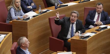 El portavoz de Vox José María Llanos se dirige al portavoz de Compromís Joan Baldoví (i) en un pleno de Les Corts.&nbsp;