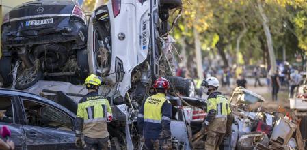 Varios bomberos buscan a personas entre coches, el 2 de noviembre de 2024, en Alfafar, Valencia.&nbsp;