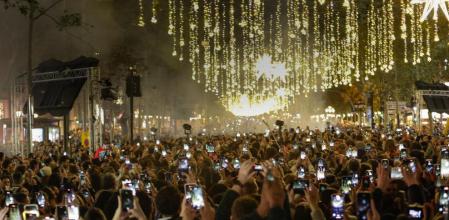 Jaume Collboni quiere hacer de Barcelona una ciudad navideña, una urbe cuyo nombre se asocie con estas fiestas al estilo de Viena, Berlín o Nueva York, una gran metrópoli a la que la gente acuda a comprar sus regalos, salir cenar y ver un musical. De ahí que el alcalde escogiera de nuevo el paseo de Gràcia como escenario del tradicional encendido de luces de Navidad celebrado este jueves. La verdad es que por estas fechas Barcelona es más bien un destino de cotillón, de juerga de fin de año. Una vez más asistimos al debate sobre qué diantres es el supuesto visitante de calidad y si acaso nos conviene o no.
