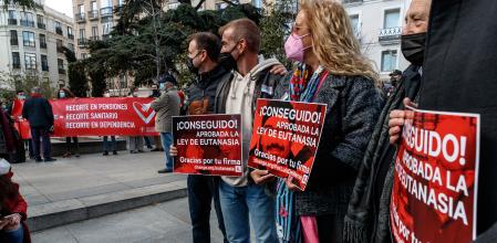 Personas protestan, a favor y en contra, a las puertas del Congreso tras la aprobación definitiva, este jueves, de la ley que despenaliza la eutanasia y regula la ayuda médica para morir como un derecho y una prestación del sistema nacional de salud.