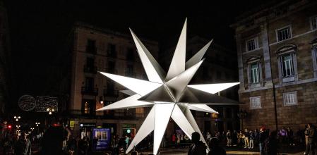 La estrella de 20 puntas que ilumina esta Navidad la plaza Sant Jaume