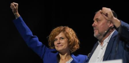 El expresidente de ERC, Oriol Junqueras y la líder de ERC en el Ayuntamiento de Barcelona, Elisenda Alamany, durante la presentación de la candidatura 'Militancia Decidim', en el Teatre La Passió, a 21 de septiembre de 2024, en Olesa de Montserrat, Barcelona, Catalunya (España). Junqueras pretende volver a presidir ERC convirtiendo su formación en la