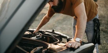 En la estafa del falso mecánico los delicuentes se hacen pasar por falsos profesionales para reparar una supuesta avería por un precio desorbitado