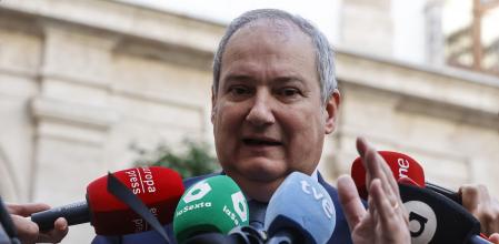 El ministro de Industria y Turismo, Jordi Hereu, atiende a los medios de comunicación para informar sobre las medidas incluidas en los Planes Reinicia+ y Reinicia Auto+, en la Delegación del Gobierno en la Comunidad Valenciana, a 29 de noviembre de 2024, en Valencia, Comunidad Valenciana (España). Ayer, 28 de noviembre, el Consejo de Ministros aprobó el Plan Reinicia+ y el Plan Reinicia Auto+, del Ministerio de Industria y Turismo, con más de 1665 millones de euros para los afectados por la DANA en la Comunidad Valenciana. Se trata de un conjunto de medidas dirigidas a afrontar la renovación de maquinaria, equipos e instalaciones e incentivar la adquisición de vehículos que sustituyan los siniestrados por la DANA.