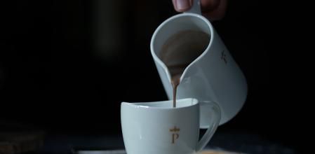 Taza de chocolate caliente.