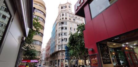 El edificio Generali, en la esquina de la Rambla y la calle Gerona de Alicante, albergará 61 apartamentos turísticos.