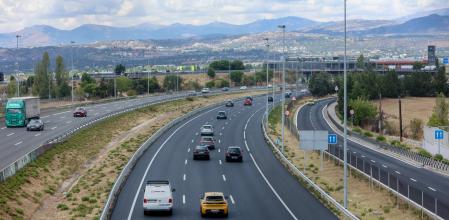 Varios coches circulan por la A6, con motivo de la operación salida del puente de agosto, en la A6, a 14 de agosto de 2024, en Madrid (España). La Dirección General de Tráfico (DGT) prevé 8,2 millones de desplazamientos de largo recorrido coincidiendo con la operación del 15 de agosto, considerado el puente con más desplazamientos de todo el año. El dispositivo especial de tráfico se ha activado hoy a partir de las 15.00, y se prolongará hasta las 24.00 del próximo domingo. Para estos estos cinco días, están previstos 8.290.000 movimientos de largo recorrido por todas las carreteras de la geografía nacional.