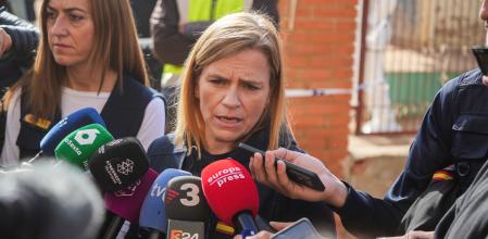 La delegada del Gobierno en la Comunidad Valenciana, Pilar Bernabé, atiende a los medios de comunicación en el colegio Luis Vives tras el derrumbe del porchado, a 24 de noviembre de 2024, en Massanassa, Valencia, Comunidad Valenciana (España). Al menos un operario ha muerto y otro ha resultado herido al derrumbarse el porchado del colegio Luis Vives, afectado por la DANA, durante las tareas de limpieza del centro. Hasta el lugar del suceso se han trasladado agentes de la Policía Nacional del Grupo de Homicidios y de la Brigada de Policía Científica de Valencia para investigar las causas del derrumbe, y dos dotaciones de bomberos de Torrent y Catarroja.