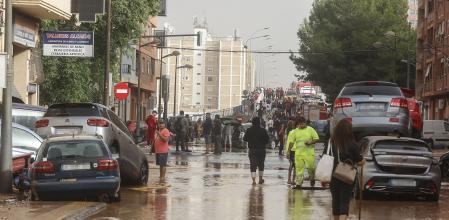 Vehículos destrozados tras el paso de la DANA por el barrio de La Torre de Valencia, a 30 de octubre de 2024, en Valencia, Comunidad Valenciana (España). La Comunitat Valenciana ha registrado la gota fría 
