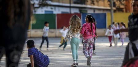 Varios niños vuelven a las clases en el Colegio de Amparo Albau en el día 13 tras el paso de la DANA por Valencia, a 11 de noviembre de 2024, en Alaquàs, Valencia, Comunidad Valenciana (España). Casi dos semanas después del paso de la DANA que arrasó la provincia de Valencia y mientras siguen las tareas de búsqueda de víctimas, la cifra oficial de desaparecidos se sitúa en 32 y quedan ocho cadáveres sin identificar. El número total de fallecidos se mantiene en 214. Con el fin de ayudar a los damnificados, el Consejo de Ministros de hoy ha aprobado un segundo decreto ley con nuevas medidas de respuesta para los afectados, tras el aprobado la semana pasada con ayudas por valor de 10.600 millones para empresas, autónomos y particulares.