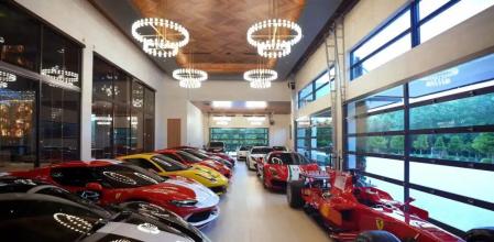 La impresionante colección de coches de un multimillonario que acaba con un Ferrari aparcado en el salón