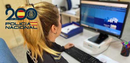 Imagen de archivo de una agente trabajando con un ordenador