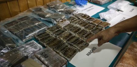 Paquetes de hachís de la operación Krolik, relacionada con el tráfico de drogas, en la comandancia de la Guardia Civil, a 2 de noviembre de 2022, en Valencia, Comunidad Valenciana (España). El Juzgado de Primera Instancia e Instrucción Número 2 de Catarroja ha decretado el ingreso en prisión de un joven de 36 años de nacionalidad española, con antecedentes por violencia machista. La Guardia Civil lo detuvo por vender droga en locales de ocio de Picanya, Paiporta y Torrent y ha sido detenido por delitos contra la salud pública (tráfico de drogas) y tenencia ilícita de armas.