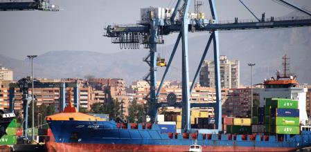 Imagen de archivo de un barco en el Puerto de Alicante.