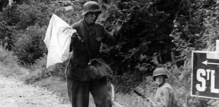 Un soldado de la Wehrmacht se rinde tras la toma de Saint-Lô, 1945