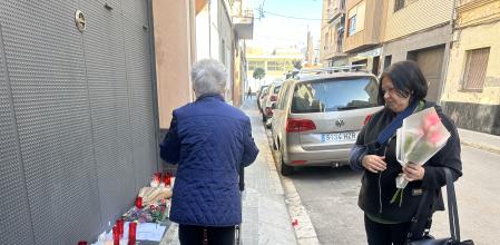 Flores, velas, cartas y peluches frente a la casa de El Prat donde dos hermanos y su madre fueron asesinados.