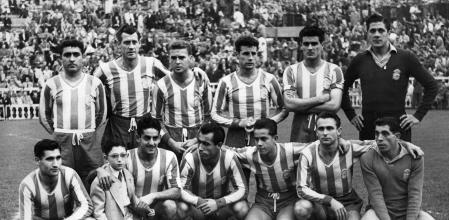 Barcelona, 6-12-1953.- Los jugadores del Deportivo de La Coruña, (de izq. a dcha. y de arriba a abajo) García, Zubieta, Magriñán, Tomás, Rodolfo, Otero,Arsenio, Osvaldo, Pahiño, Luis Suarez, Masroig y Lestón, posan antes de enfrentarse al Barcelona FC en el partido de liga de primera división que se disputa hoy en el estadio Les Corts.EFE/Carlos Pérez de Rozas/ct