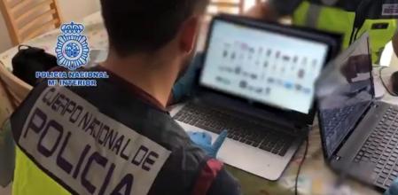 Un agente de la Policía Nacional investiga en las redes sociales casos de sextorsión.